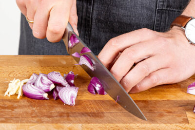 Knoblauch und Zwiebeln in feine Streifen schneiden