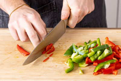 Paprika und Chili in Streifen schneiden