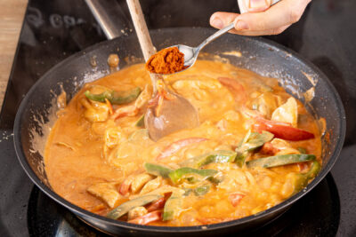 Paprika-Sahne-Hähnchen aus der Pfanne abschmecken