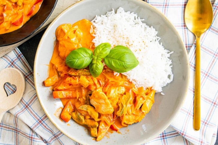 Paprika-Sahne-Hähnchen aus der Pfanne