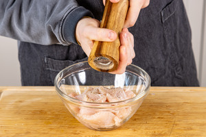 Hähnchenstücke salzen & pfeffern