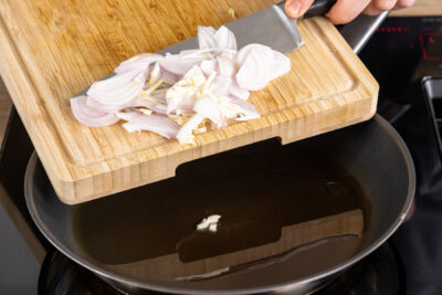 Zwiebel in Pfanne geben