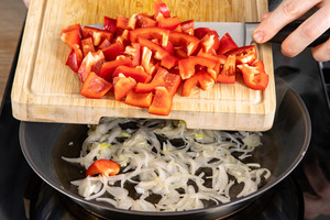 Paprika in die Pfanne geben
