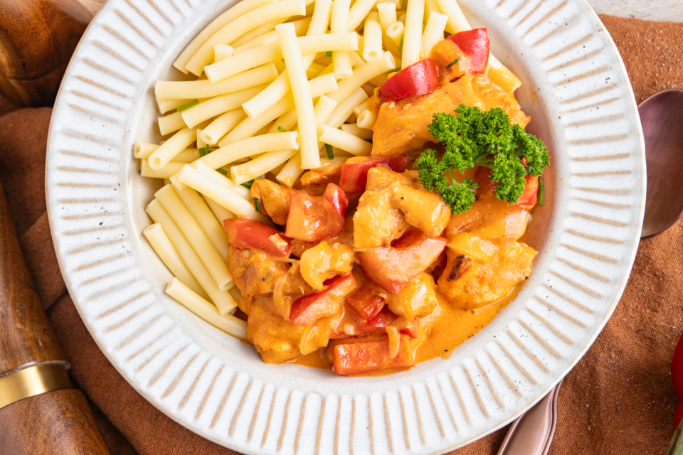 Paprika-Sahne-Hähnchen ohne Fix | Rezept - eat.de