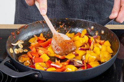 Paprika, Zwiebel und Knoblauch anbraten
