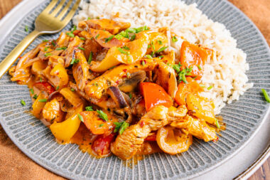 Paprika-Sahne-Hähnchen mit Reis