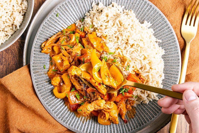 Paprika-Sahne-Hähnchen mit Reis