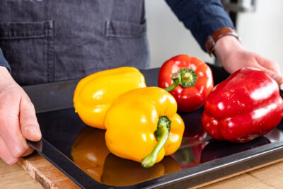 Paprikas auf Backblech legen und im Ofen rösten