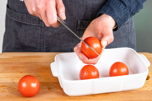 Tomaten kreuzweise einschneiden