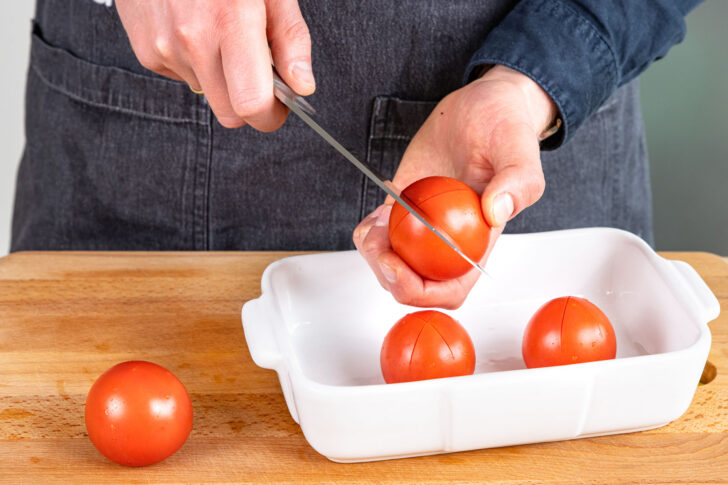Tomaten kreuzweise einschneiden
