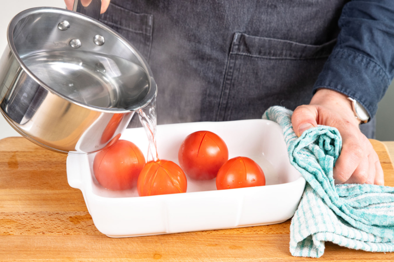 Tomaten mit heißem Wasser übergießen