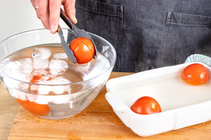 Tomaten ins Eiswasser legen