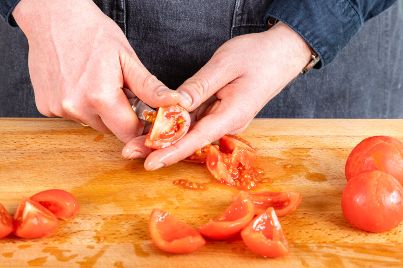 Kerngehäuse der Tomaten entfernen