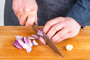 Zwiebel schneiden