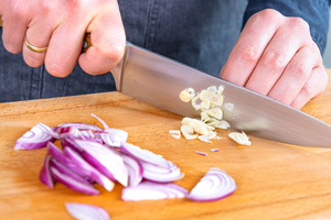 Knoblauch fein schneiden