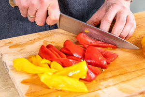 Paprika in Streifen schneiden