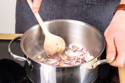 Zwiebel und Knoblauch anbraten