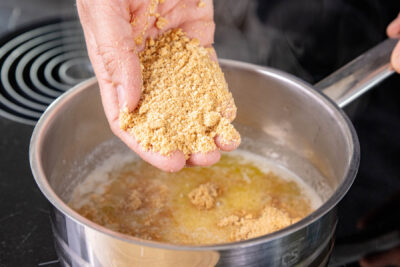 Keksbrösel zur Butter geben