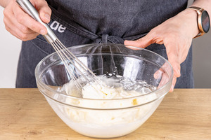 Frischkäse & Puderzucker verrühren