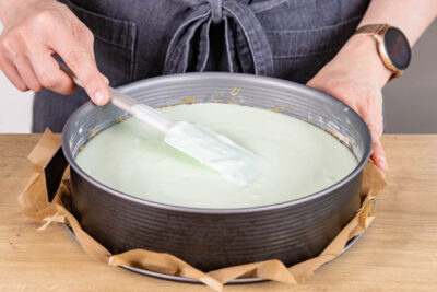 Frischkäse-Creme verstreichen