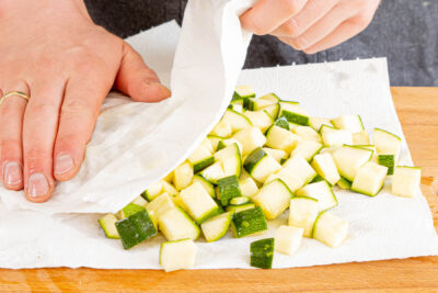 Zucchini salzen, ruhen lassen und trocken tupfen