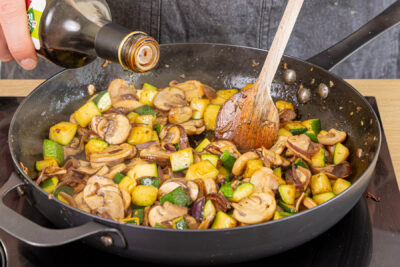 Pilz-Zucchini-Pfanne abschmeken