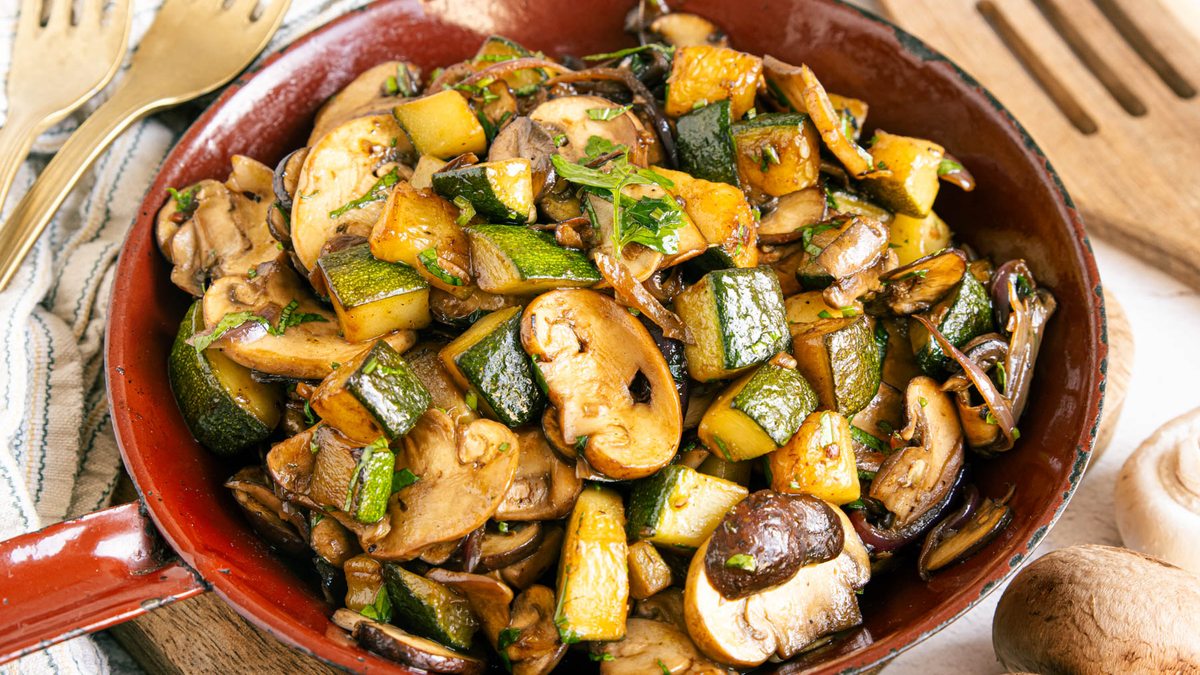 Würzige Pilz-Zucchini-Pfanne: schnell & einfach