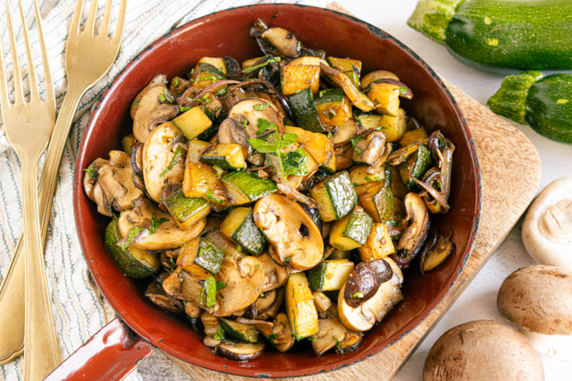 Würzige Pilz-Zucchini-Pfanne: schnell &amp; einfach