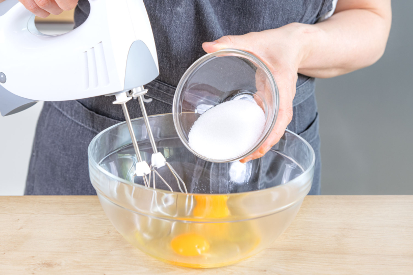 Eier mit Salz, Zucker und Vanillezucker schaumig schlagen