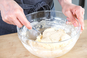 Teig mithilfe eines Esslöffels zu Bällchen formen