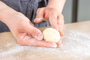 Quarkbällchen formen