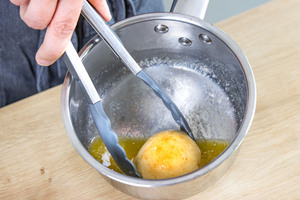 gebackene Quarkbällchen in Butter schwenken