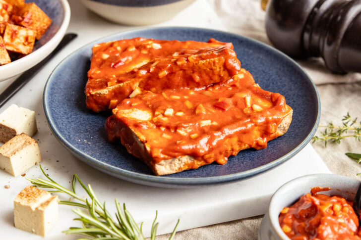 Räuchertofu zum Grillen marinieren