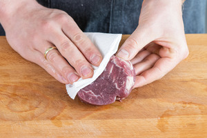 Rinderfilet abtupfen