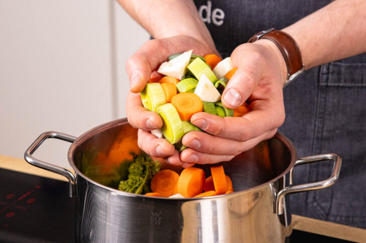 Suppengrün in Topf geben