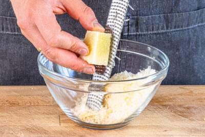 Parmesan reiben