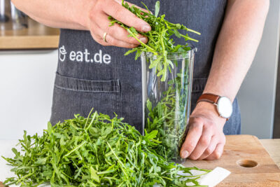 Rucola in ein hohes Gefäß geben