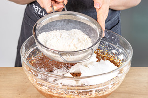 Eischnee und Mehl zur Schoko-Masse geben
