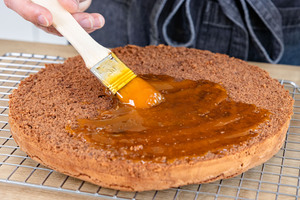 unteren Biskuitboden mit Marillenmarmelade bestreichen