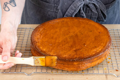Biskuit rundum mit Marmelade bepinseln