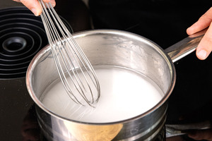 Wasser und Zucker zum Kochen bringen