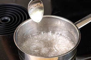 Zuckersirup zieht Fäden
