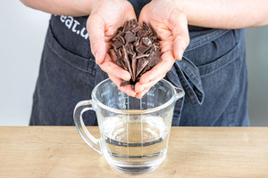 Zartbitterkuvertüre in Zuckersirup auflösen