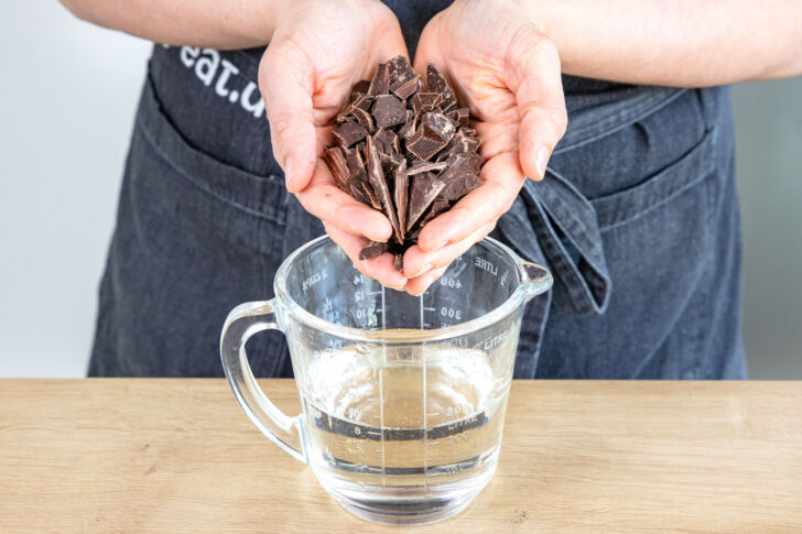 Zartbitterkuvertüre in Zuckersirup auflösen