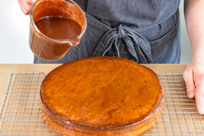 Schokoguss schnell über Sachertorte verteilen