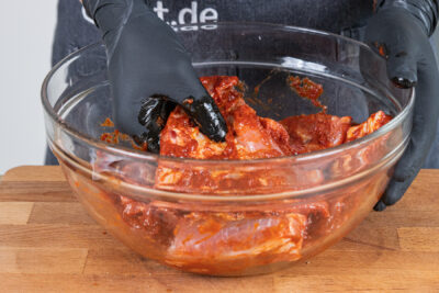 Marinade auf die Rippchen verteilen