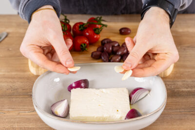 Gemüse um Feta verteilen