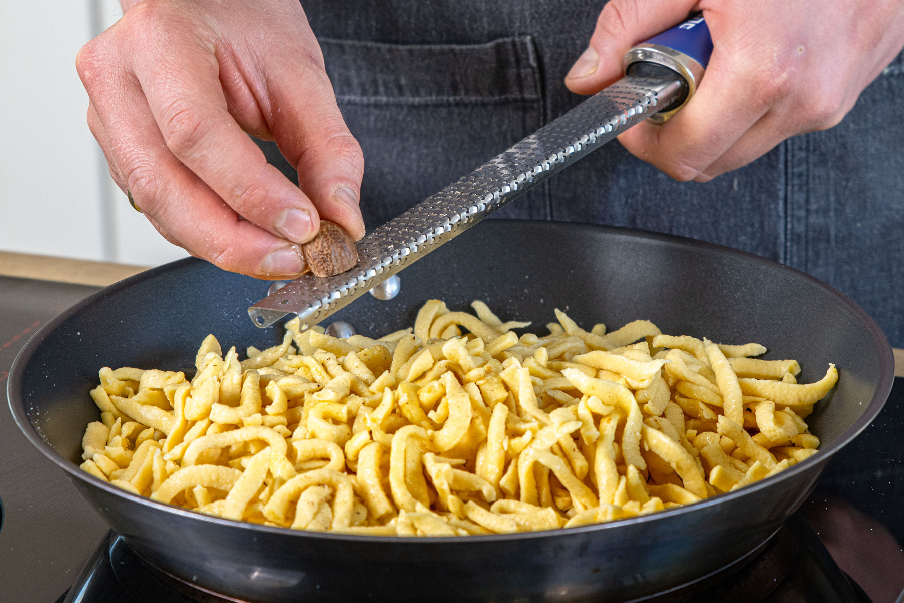 Schnelle Käsespätzle mit Röstzwiebeln | Rezept- eat.de