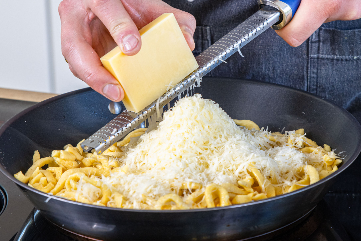 Schnelle Käsespätzle mit Röstzwiebeln