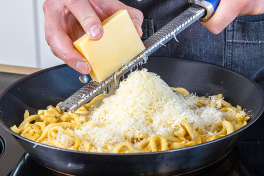 Schnelle Käsespätzle mit Röstzwiebeln | Rezept- eat.de